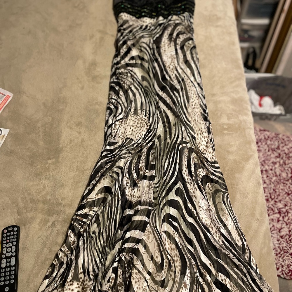 Elegant Black and White Patterned Dress - Picture 3 of 9